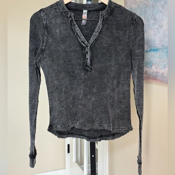 Mono B Mineral-Washed Waffle Knit Henley Top Black Women’s Medium NWT New Cotton - Picture 3 of 5